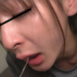 指で喉奥をイジられマ〇コを締め付ける変態ジム通い女子